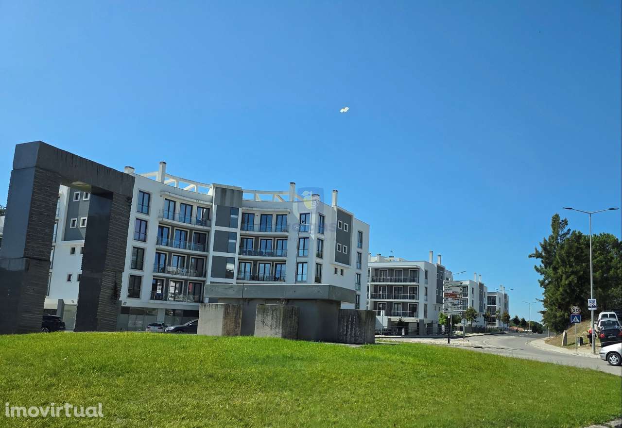 PARQUEAMENTO NO CENTRO DAS CALDAS DA RAINHA - Grande imagem: 2/11