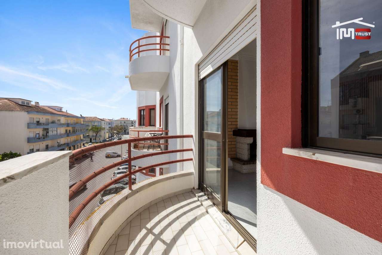 T3 Com Excelentes Áreas e Luminoso, com Varandas e Arrecadação - Grande imagem: 4/26