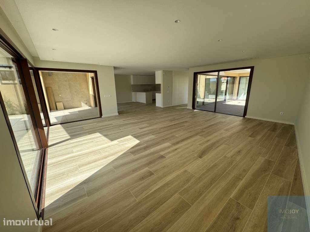 Moradia T4 de 4 Frentes com Piscina e Jardim em Vila Nova de Gaia - Grande imagem: 4/37