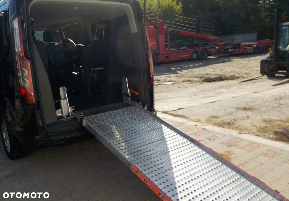 Ford Tourneo Custom - 30