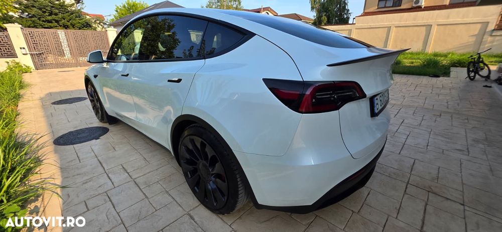 TESLA Model Y 2023 — imagine 4