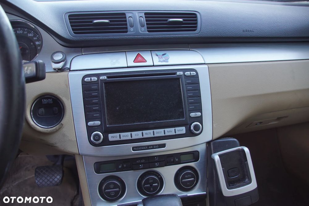 Auto na części - Volkswagen Passat B6 2.0 TDI 170 KM BMR KDA LC9X 2007R Silnik Skrzynia Drzwi Maska Błotnik Klapa Zderzak Lampa Klamka Szyba Lusterko Deska Kokpit Sterownik Moduł Czujnik Licznik Wyświetlacz Panel Kierownica - 12