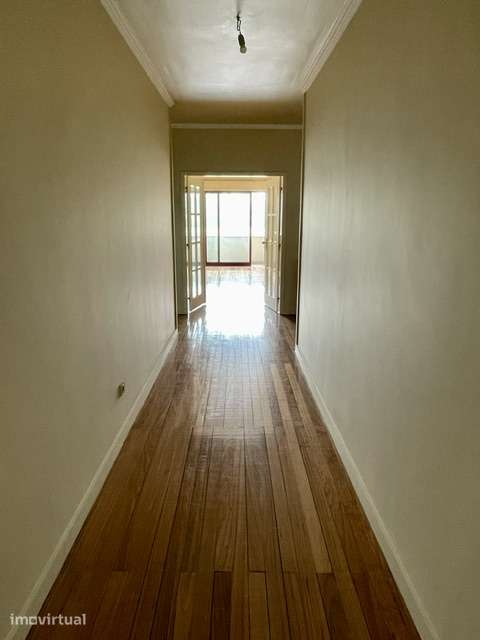 Espaçoso apartamento T2 com garagem no centro de Famalicão - Grande imagem: 3/15