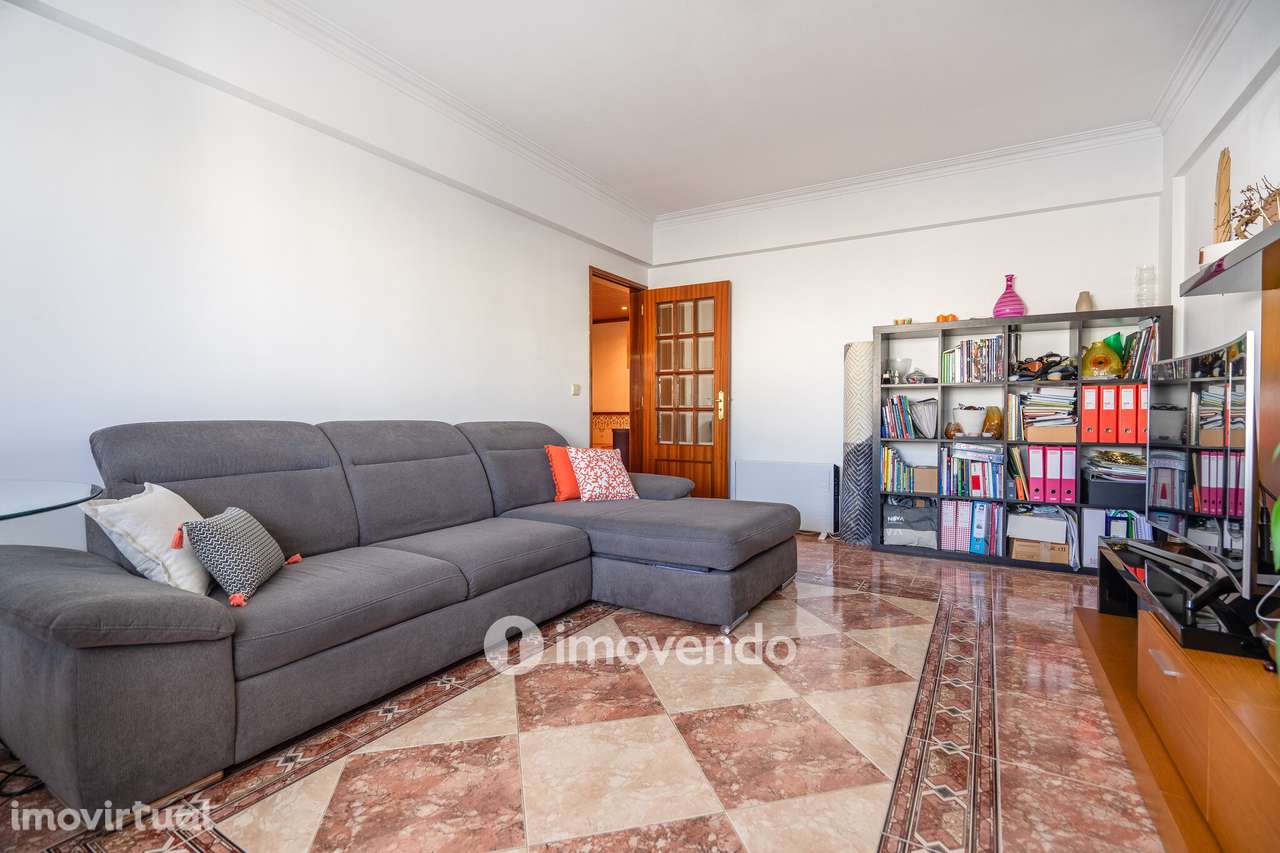 Apartamento T2 luminoso, com uma cave enorme, em Corroios - Grande imagem: 3/42