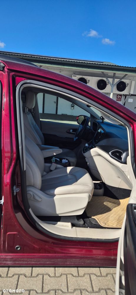 Chrysler Pacifica - 5