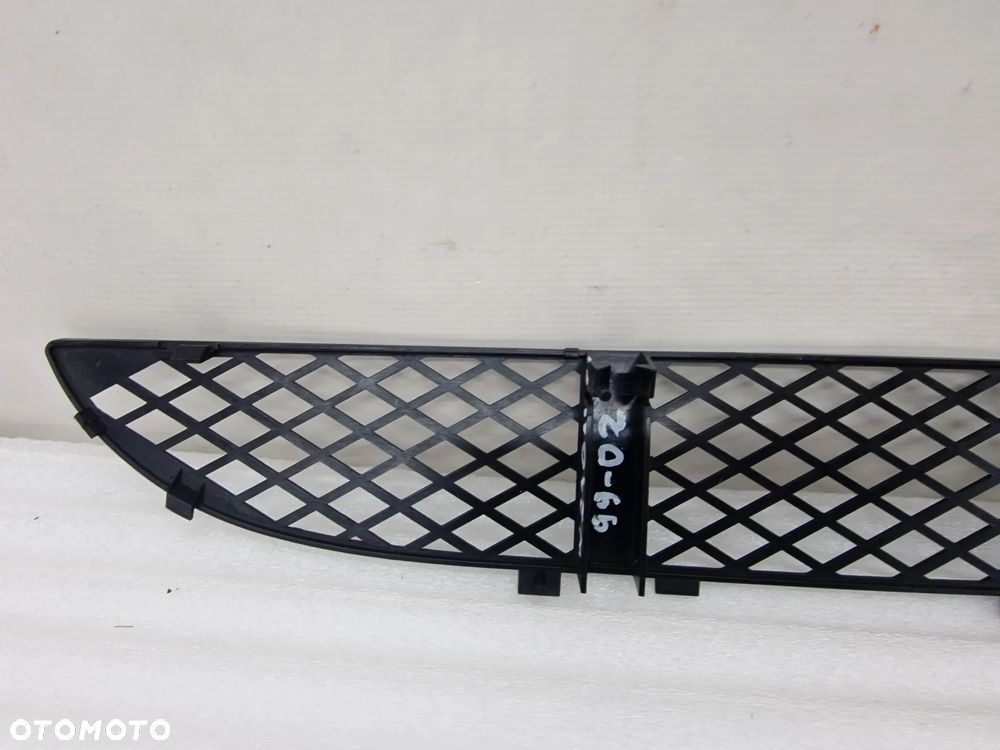 MERCEDES E-KLASSA W210 LIFT 99-01 KRATKA ŚRODKOWA ZDERZAKA PRZEDNIEGO , NR 2108850053 , NR AUKCIJ K258 - 6