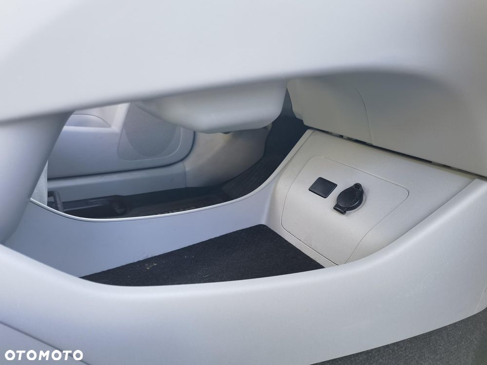 Toyota Prius (Hybrid) Comfort - 12