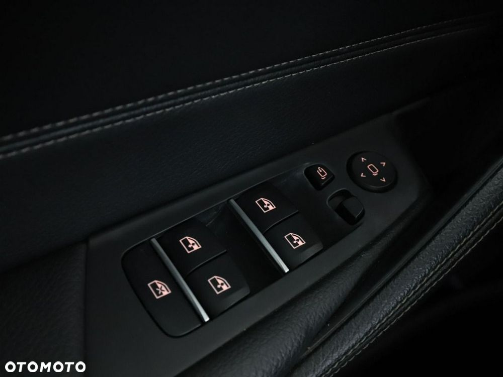 BMW Seria 5 520d Sport Line - 37