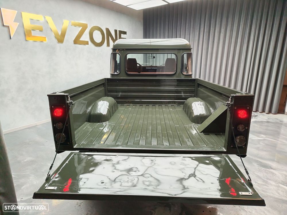 Land Rover Defender 130 - 8