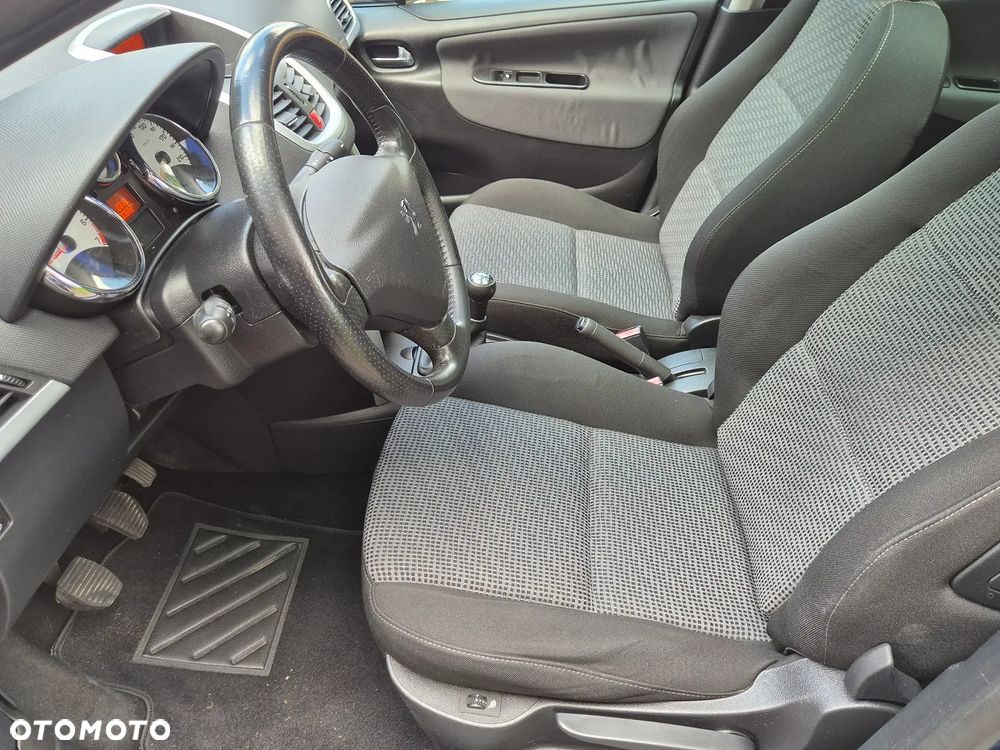 Peugeot 207 - 16