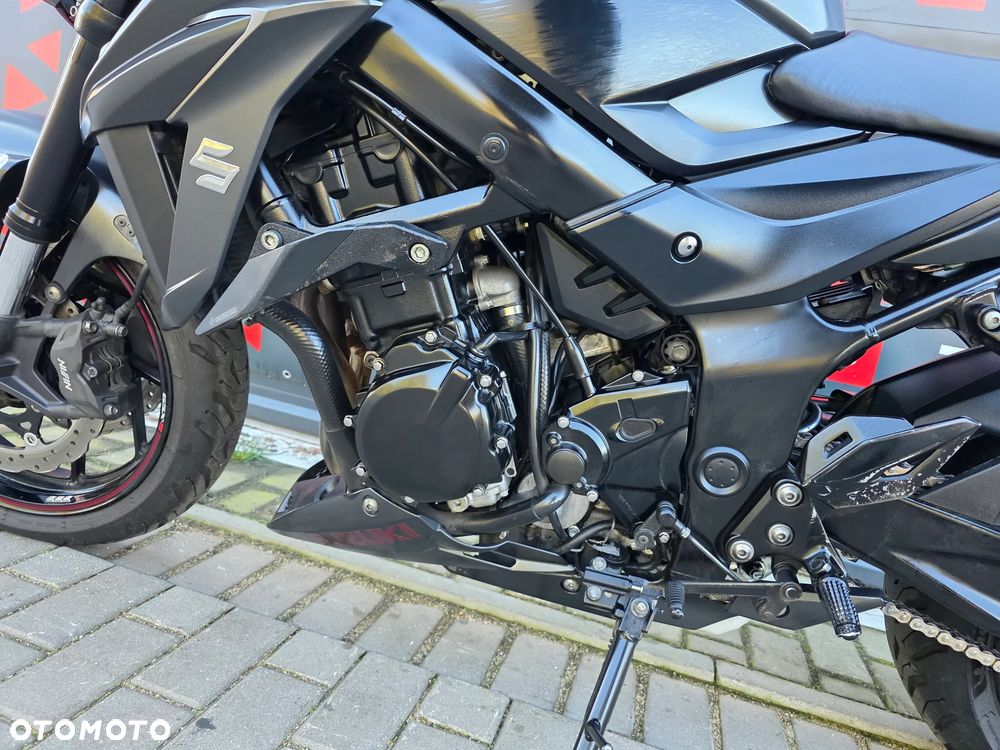 Suzuki GSX - 12
