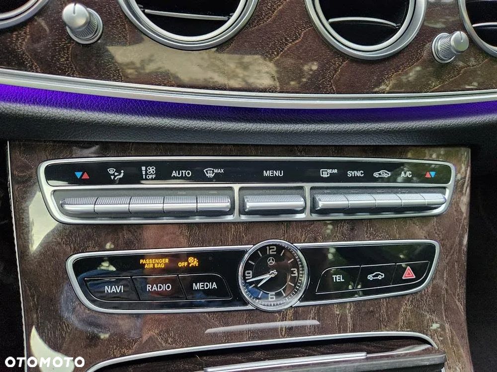 Mercedes-Benz Klasa E 300 9G-TRONIC AMG Line - 23
