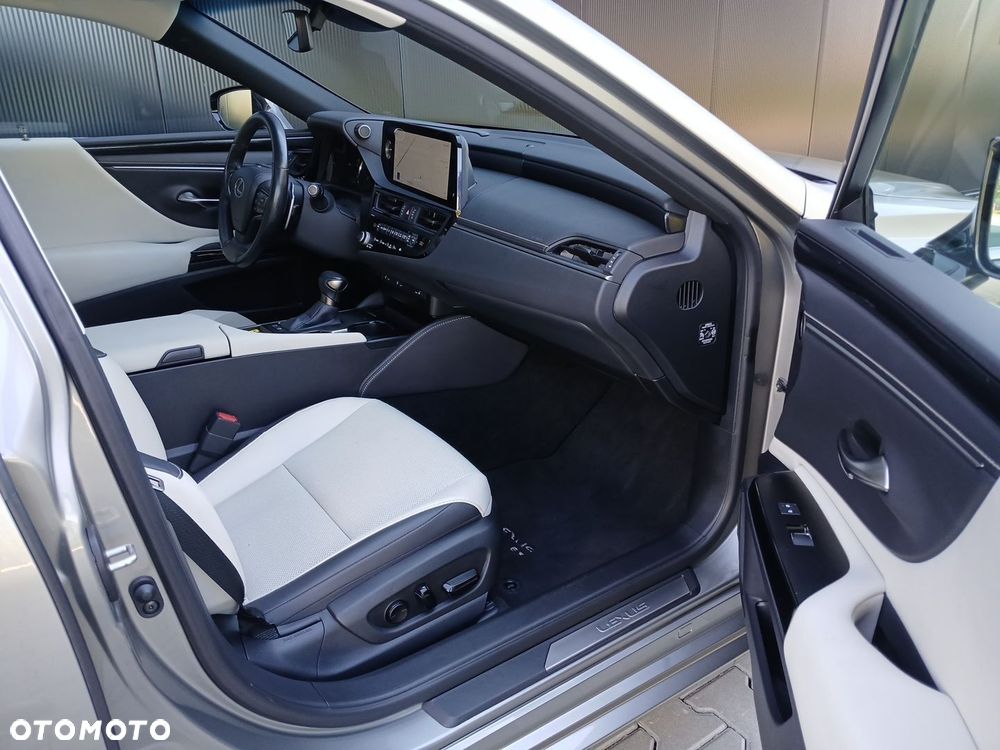 Lexus ES 300h Business Edition - 21