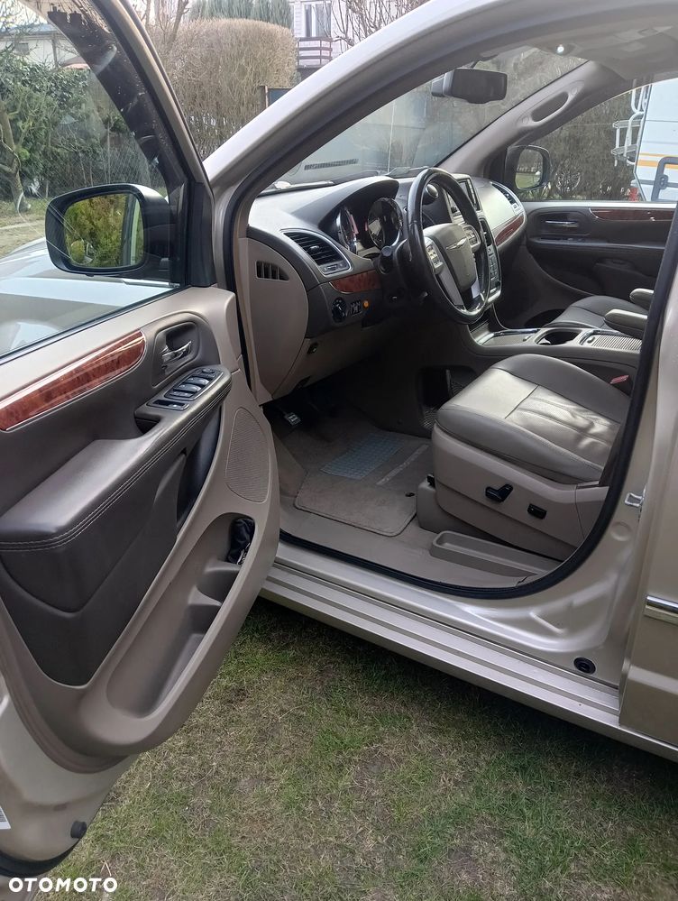 Chrysler Town & Country 3.6 Limited - 15