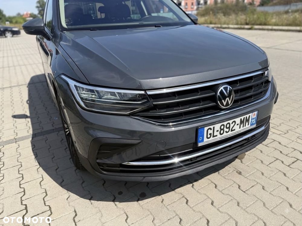Volkswagen Tiguan - 1