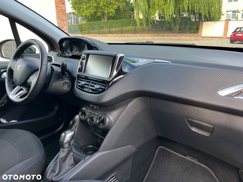 Peugeot 208 - 18