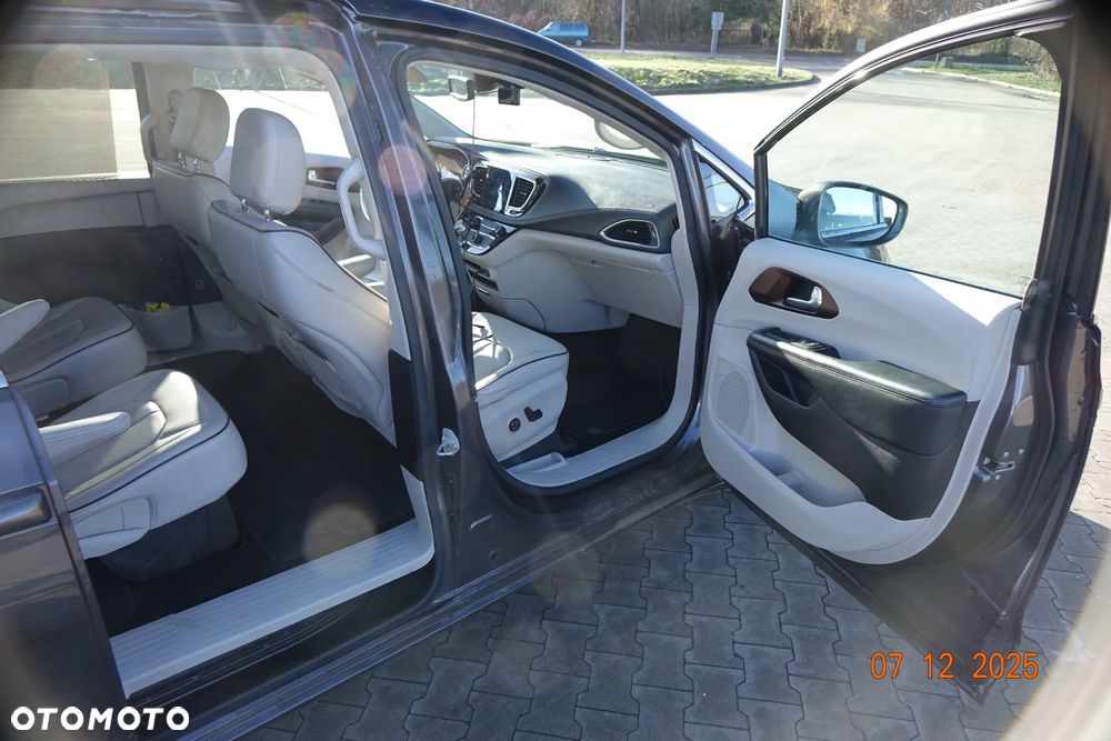 Chrysler Pacifica - 8