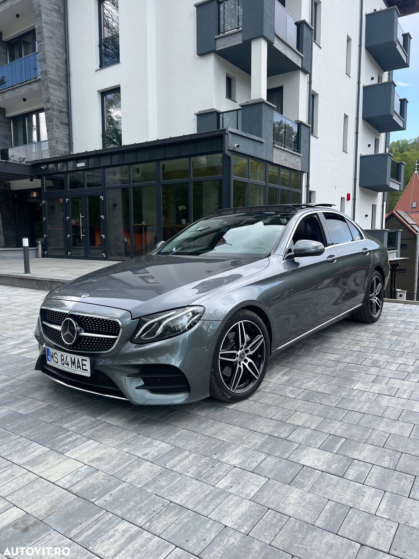 Mercedes-Benz E 220 d 4Matic 9G-TRONIC AMG Line - 4