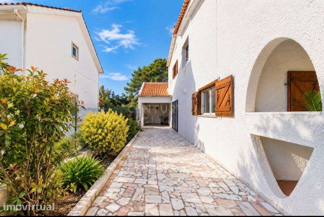 Moradia T4 com Jardim Privativo na Charneca da Caparica – Potencial Ún - Grande imagem: 2/7