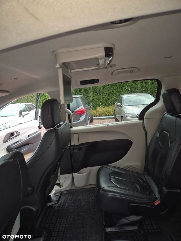 Chrysler Pacifica - 12