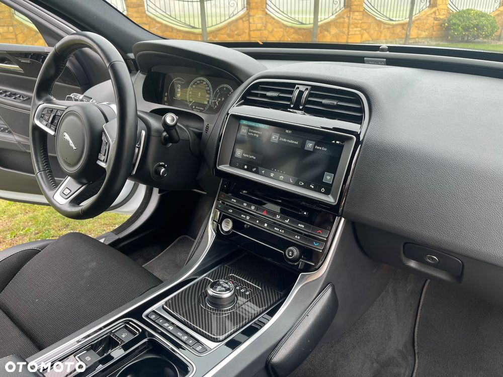 Jaguar XE 2.0 D AWD R-Sport - 35