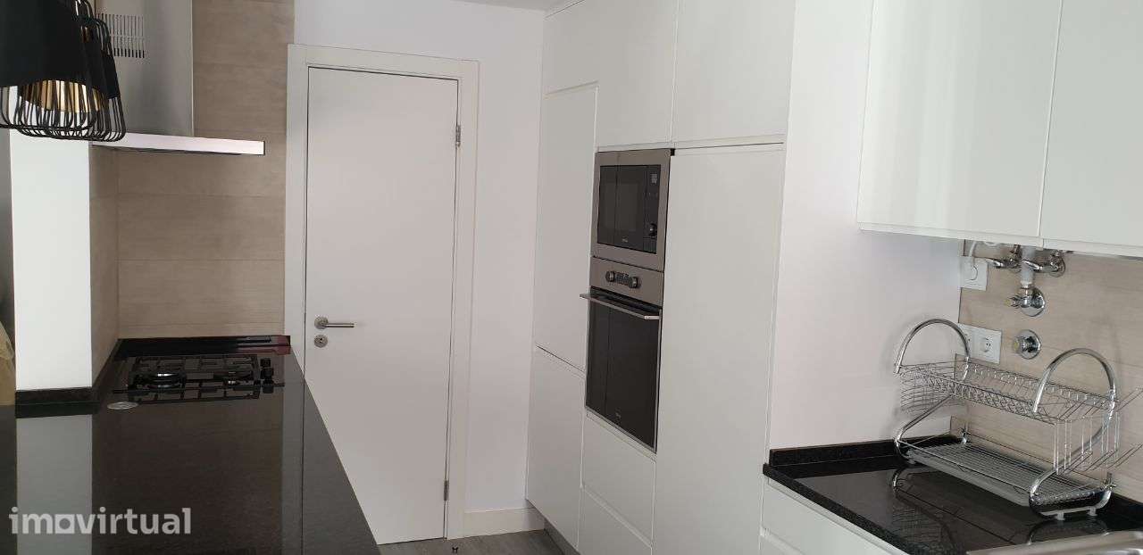 T2 renovado, pronto a estrear, com 2 Casas de banho, 10min a pé praias - Grande imagem: 2/17