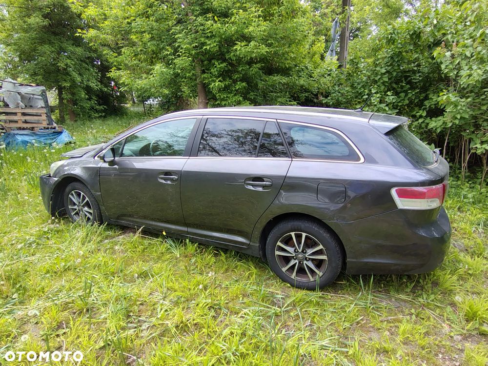 Toyota Avensis 1.6 Comfort - 1
