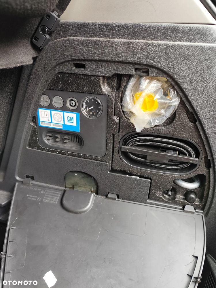 Opel Corsa 1.4 16V Cosmo - 13