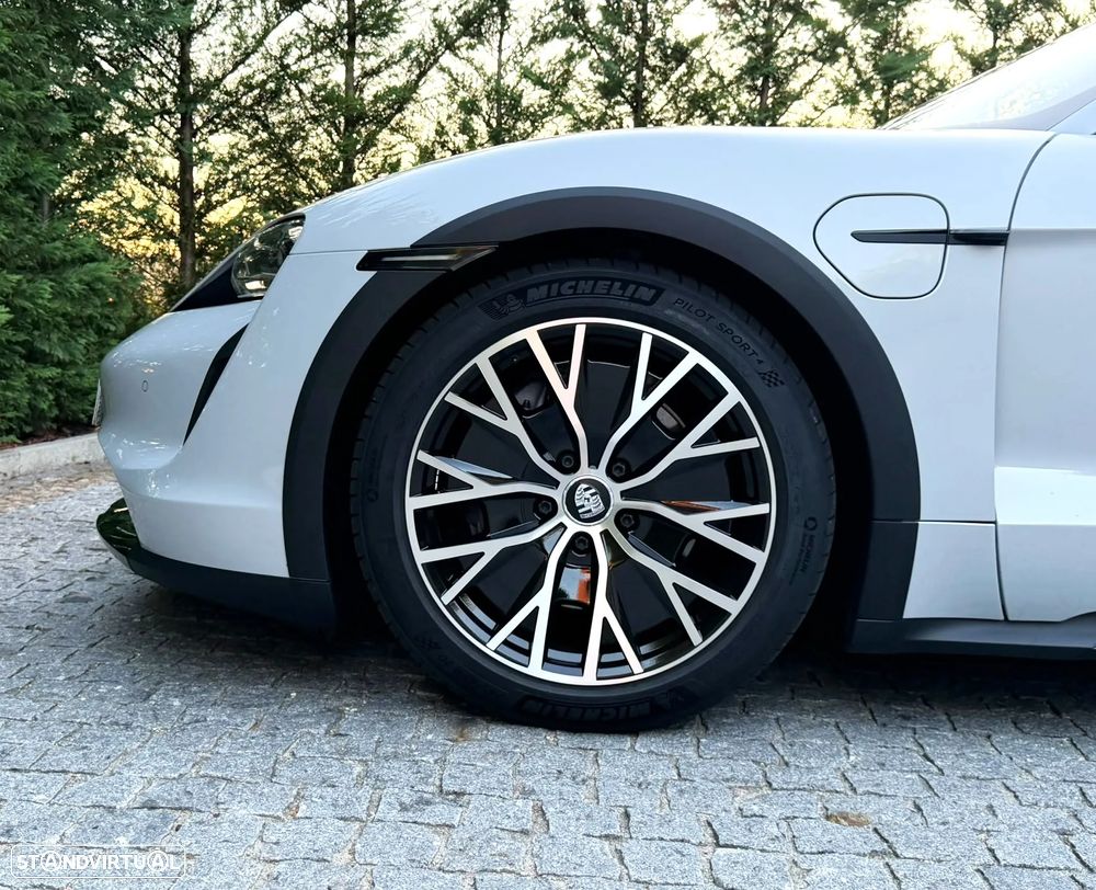 Porsche Taycan Cross Turismo 4 - 6