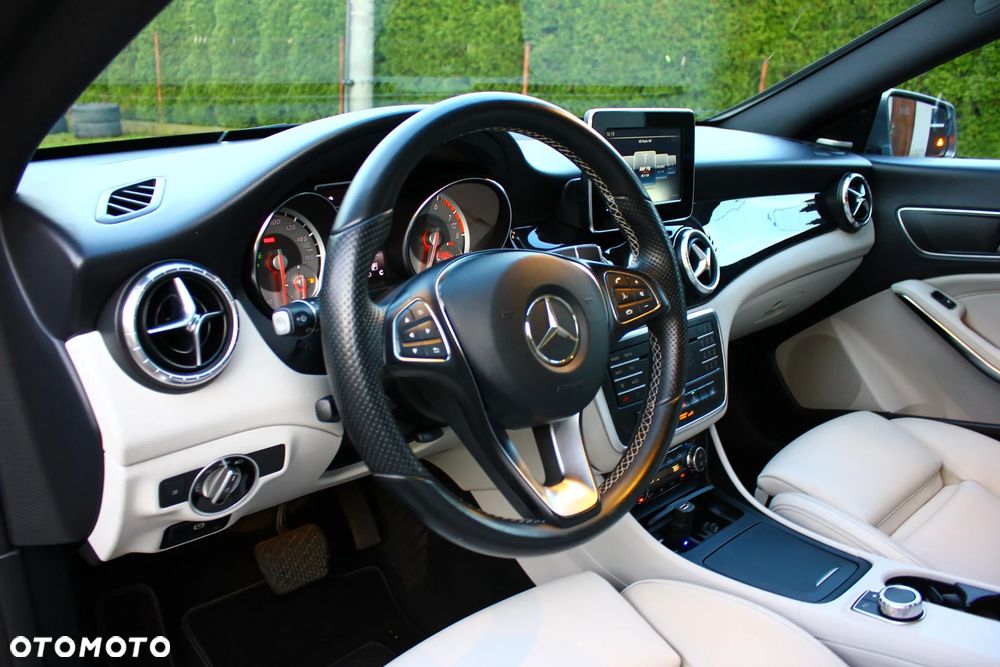 Mercedes-Benz CLA 250 4Matic 7G-DCT - 28