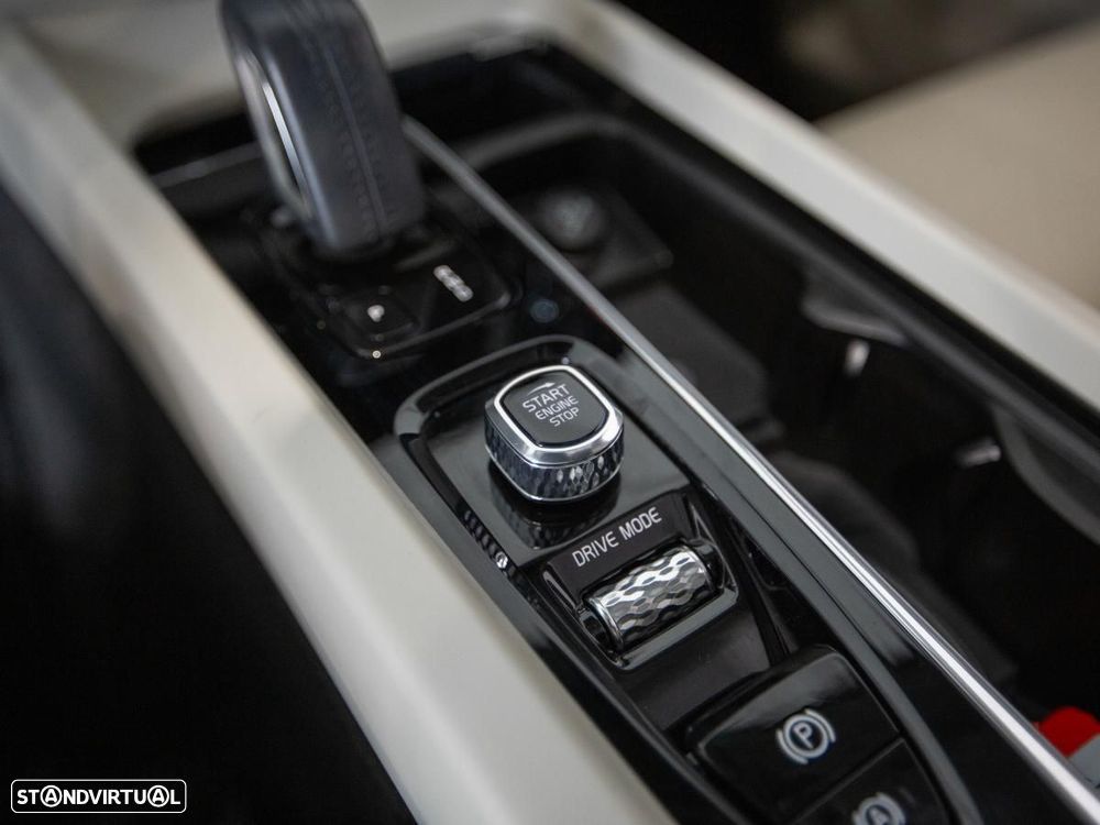 Volvo XC 60 2.0 T8 PHEV Momentum Plus AWD - 20
