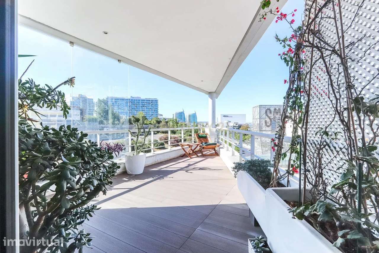 Espetacular apartamento T5 com terraço na parte sul do Parque das Naçõ - Grande imagem: 2/38