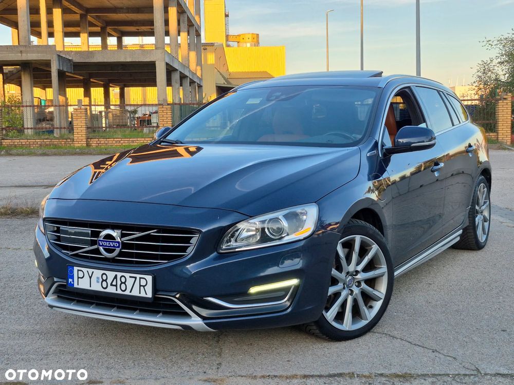 Volvo V60 D6 AWD Plug-in Hybrid R-Design Momentum - 1