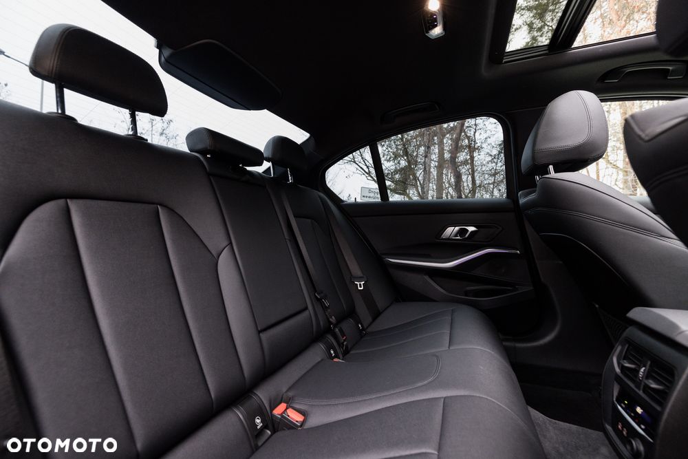 BMW Seria 3 330i Sport Line - 34