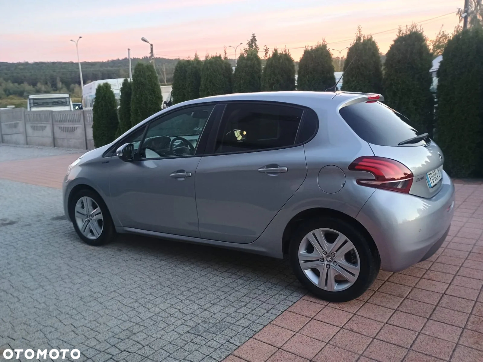 Peugeot 208 - 8