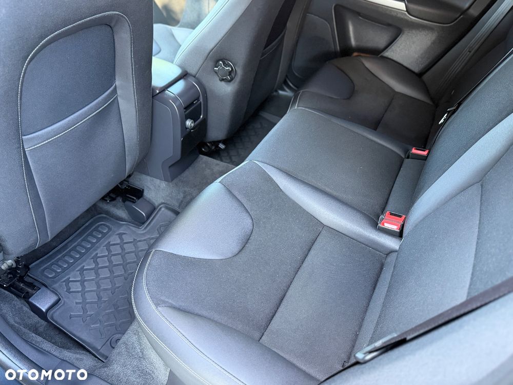 Volvo XC 60 D5 AWD Momentum - 22