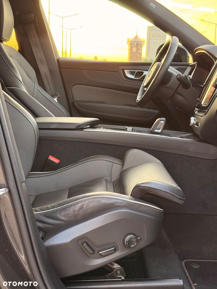 Volvo XC 60 B4 D Plus Dark - 21