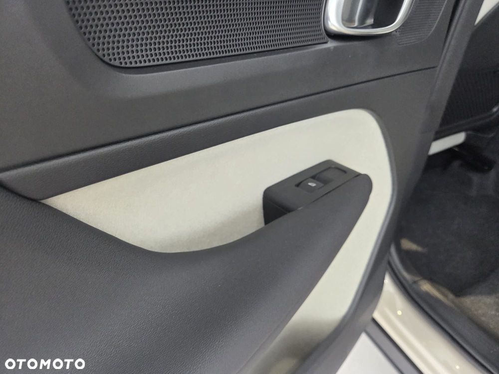 Volvo XC 40 B4 B DKG Ultimate Dark - 19