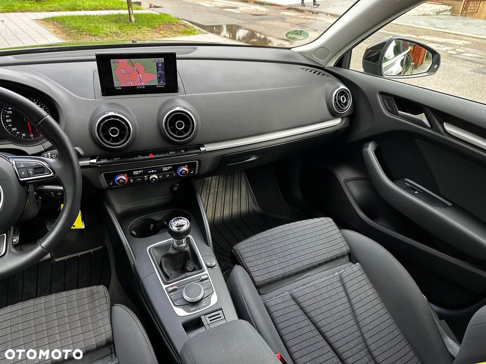 Audi A3 Sportback 1.6 TDI S line Sportpaket - 17