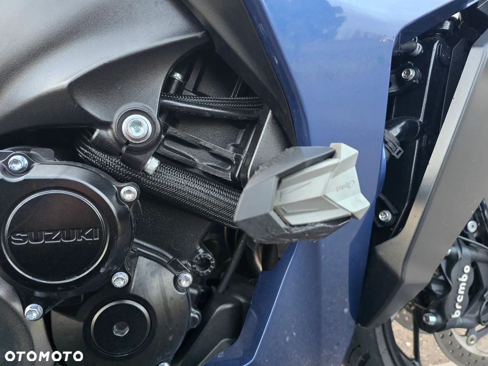 Suzuki GSX - 16