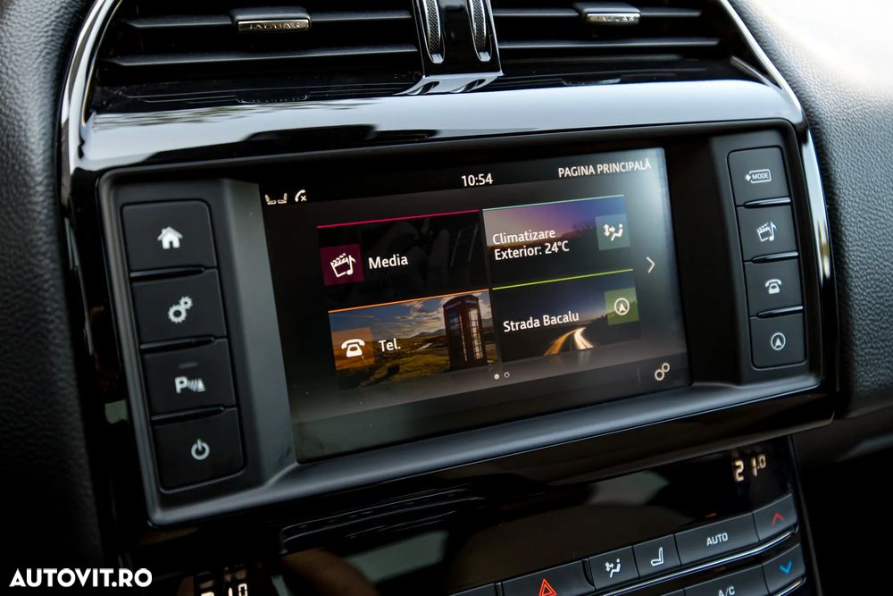 Jaguar XE 2.0 Pure - 21