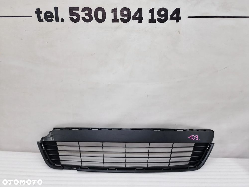 TOYOTA YARIS 3 III 11-14 KRATKA ŚRODKOWA ZDERZAKA PRZEDNIEGO , NR 53112-0D210 , NR AUKCJI K109 - 1