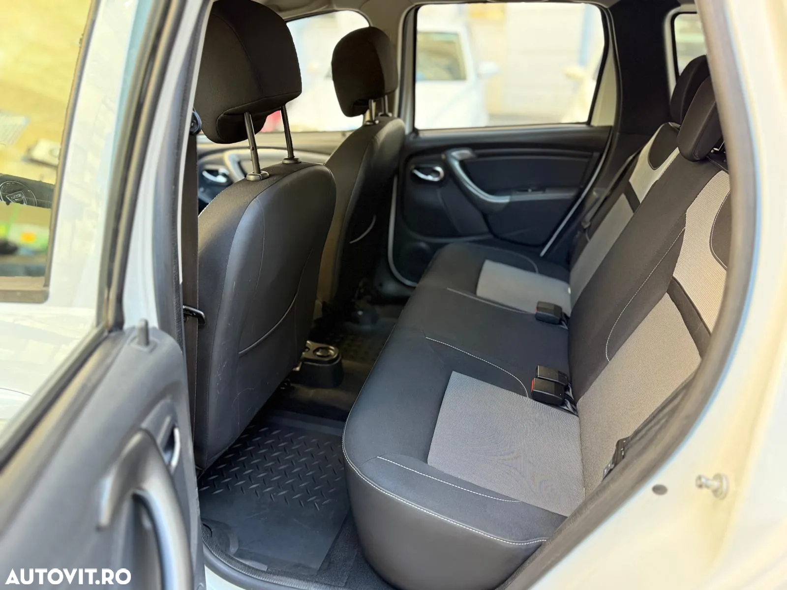 Dacia Duster 1.6 4x4 Laureate - 8
