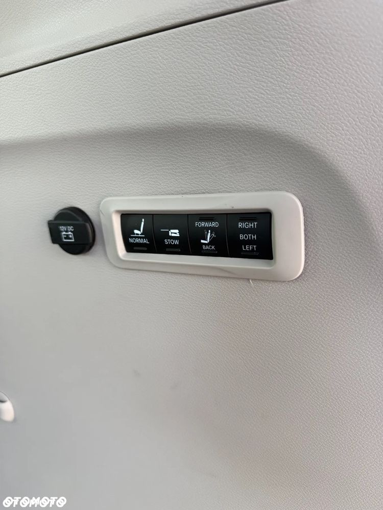 Chrysler Pacifica - 11