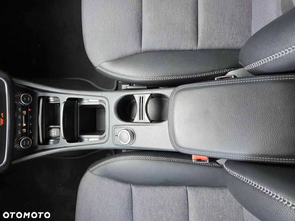Mercedes-Benz GLA 200 7G-DCT Style - 24