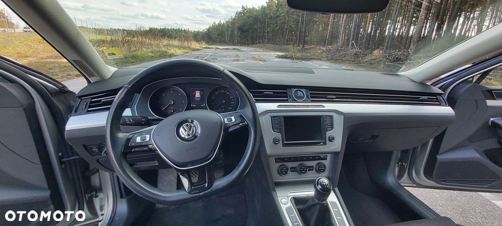 Volkswagen Passat 2.0 TDI SCR Comfortline - 12