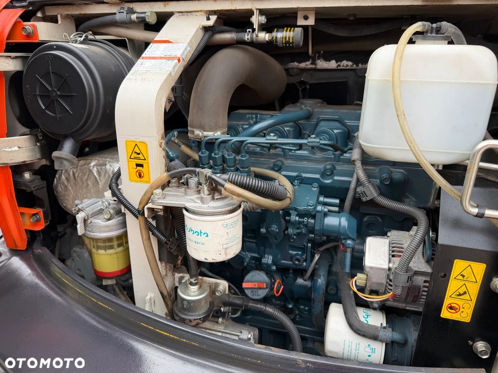 Kubota U55-4. koparka 5,5 tony. 2016 rok. 2300 mtg! KLIMATYZACJA. Długie ramie plus! 3sekcje Hydrauliczne. zamki na tłokach. Koparka Jak nówka sztuka. Zadbana zero zużycia. Z gospodarstwa Norweskiego. Zmiana łyżek Hydrauliczna. LENHOFF. Ani deka luzów wycieków. Szybka wolna jazda. Gąski perfekt stan. OKAZJA TANIO. Aktualna Dekra. Po serwisach eksploatacyjnych. Mocny silnik Kubota 4 cylindry! Zamki na tłokach. Wielka Okazja - 12