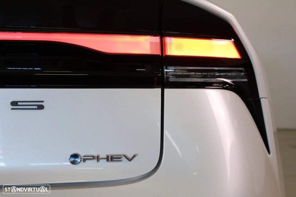Toyota Prius 2.0 Plug-in Luxury - 23