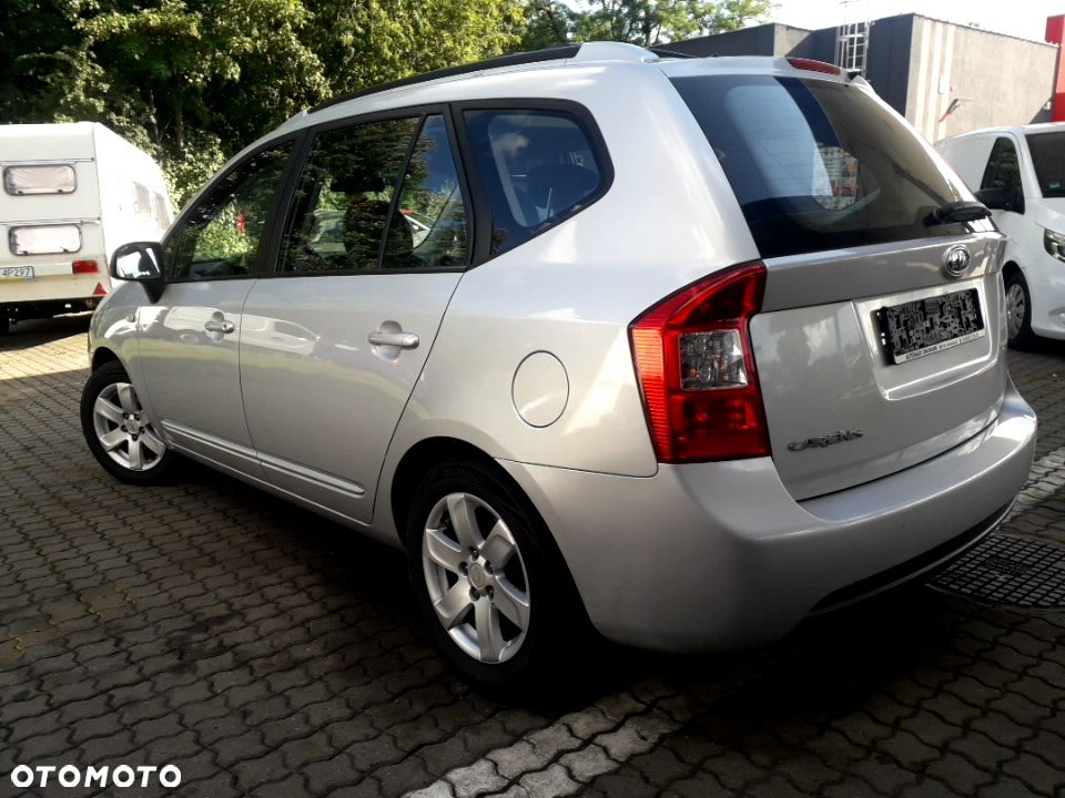 Kia Carens - 11