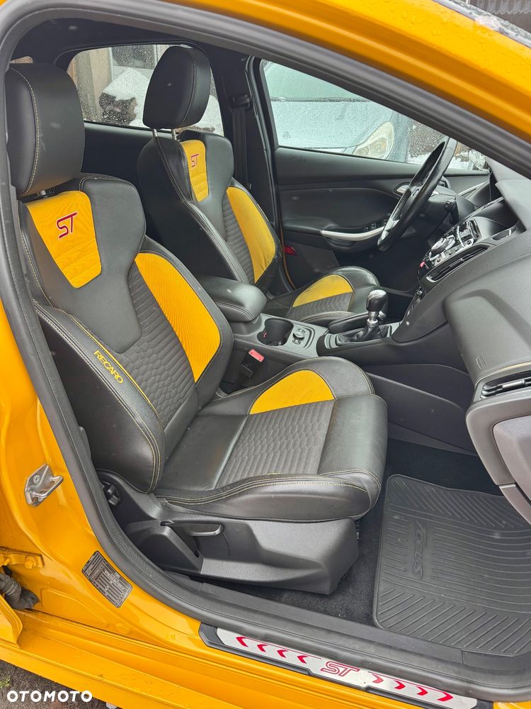 Ford Focus ver-2-0-ecoboost-st - 13